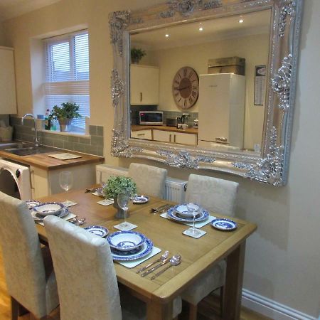 Apartment 1 Exquisite Two King Bedroom With En Suites - Close To The Town Centre, Rail, Airport And Theatre 달링턴 외부 사진