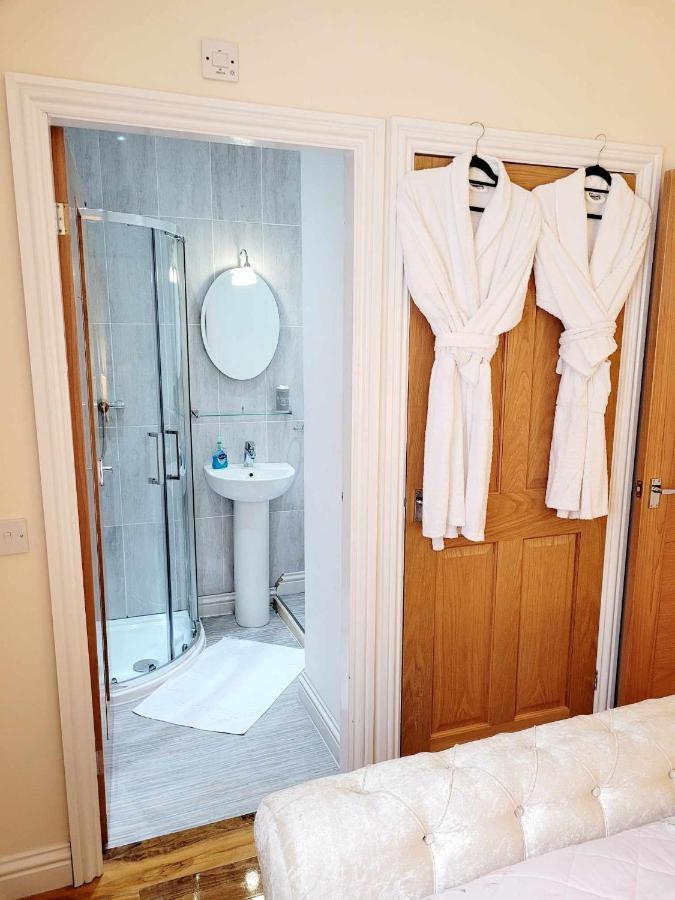 Apartment 1 Exquisite Two King Bedroom With En Suites - Close To The Town Centre, Rail, Airport And Theatre 달링턴 외부 사진