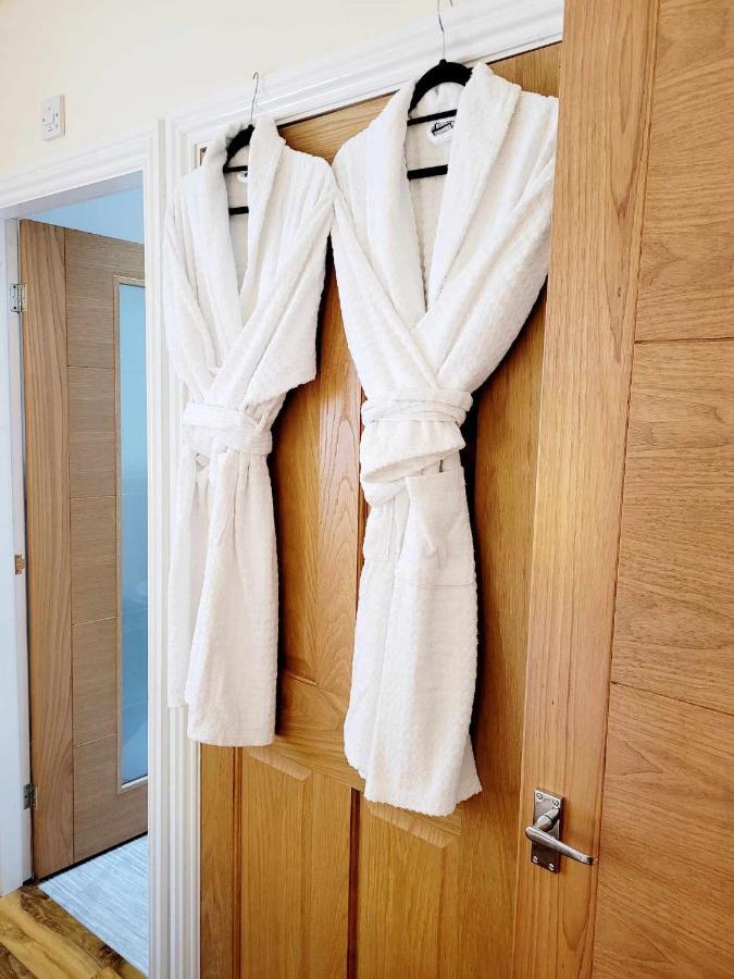 Apartment 1 Exquisite Two King Bedroom With En Suites - Close To The Town Centre, Rail, Airport And Theatre 달링턴 외부 사진
