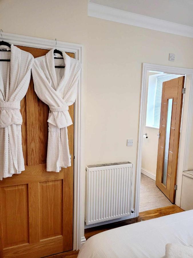 Apartment 1 Exquisite Two King Bedroom With En Suites - Close To The Town Centre, Rail, Airport And Theatre 달링턴 외부 사진