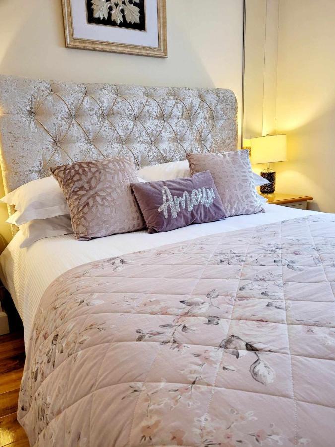 Apartment 1 Exquisite Two King Bedroom With En Suites - Close To The Town Centre, Rail, Airport And Theatre 달링턴 외부 사진