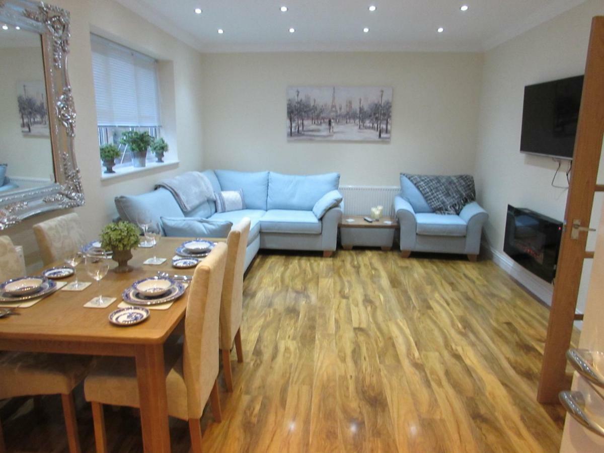 Apartment 1 Exquisite Two King Bedroom With En Suites - Close To The Town Centre, Rail, Airport And Theatre 달링턴 외부 사진